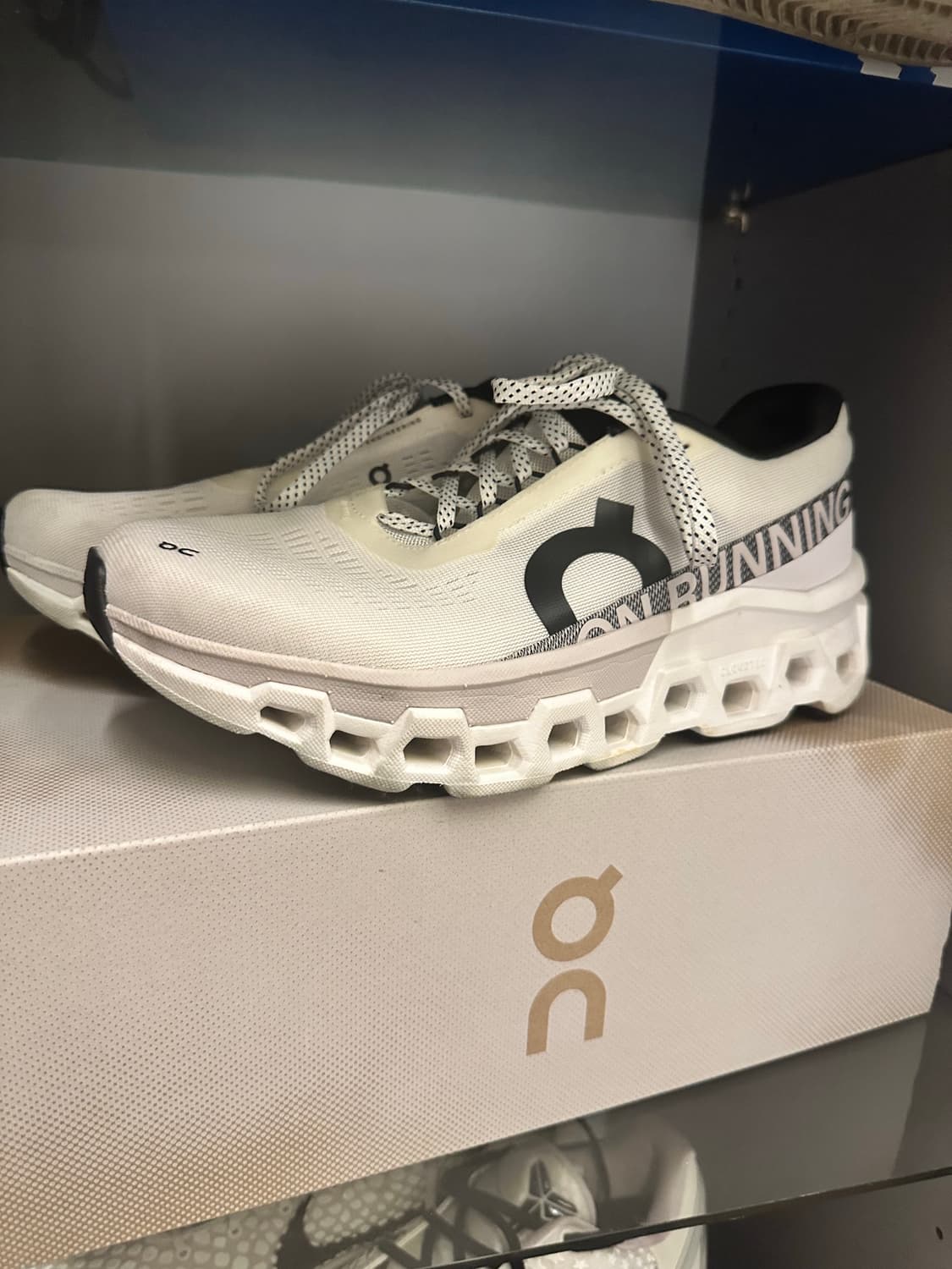 온러닝 클라우드몬스터2 270 상품이미지1