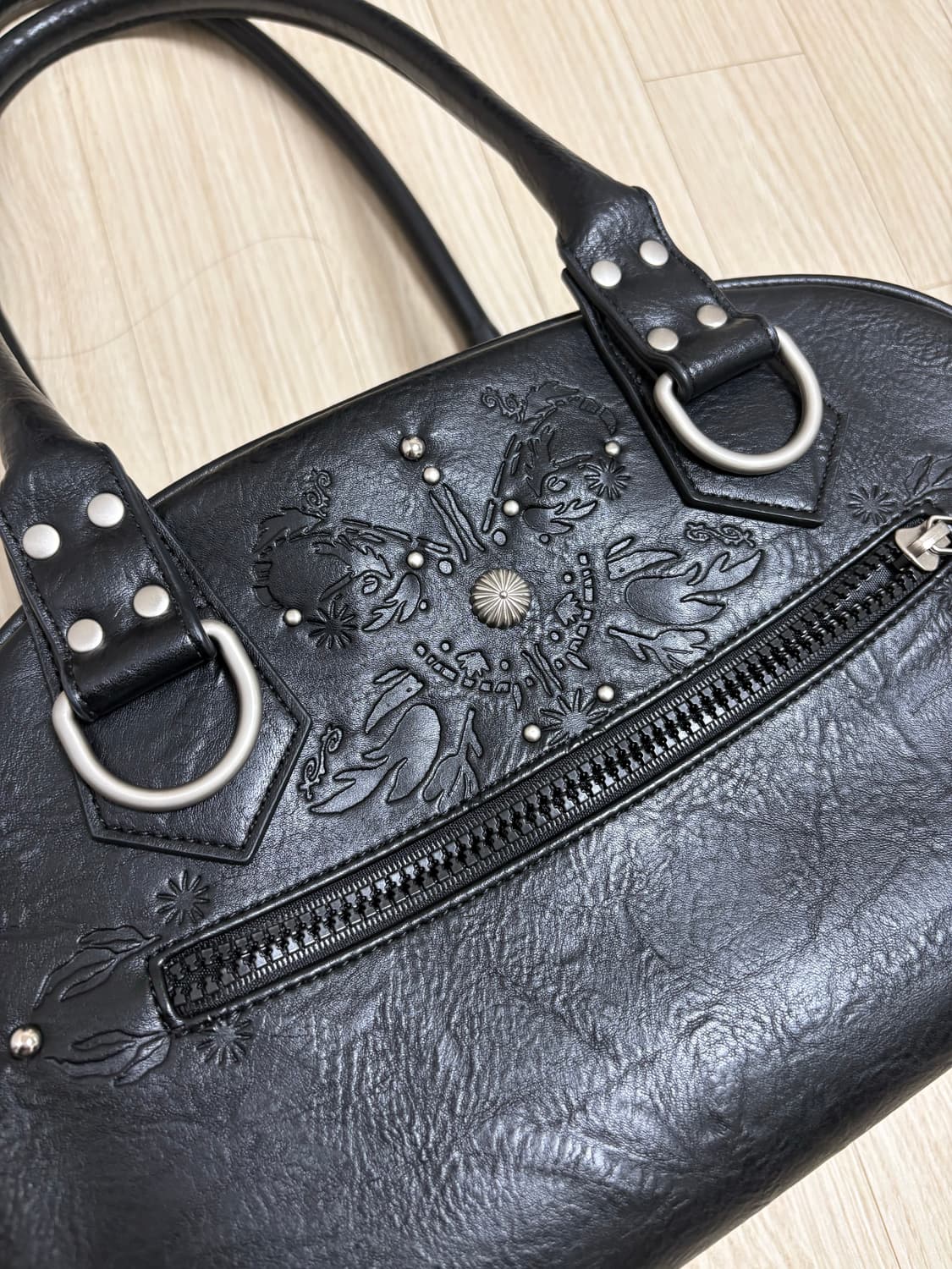 이우가마카라스 스터드 레더 보울링 백 상품이미지2