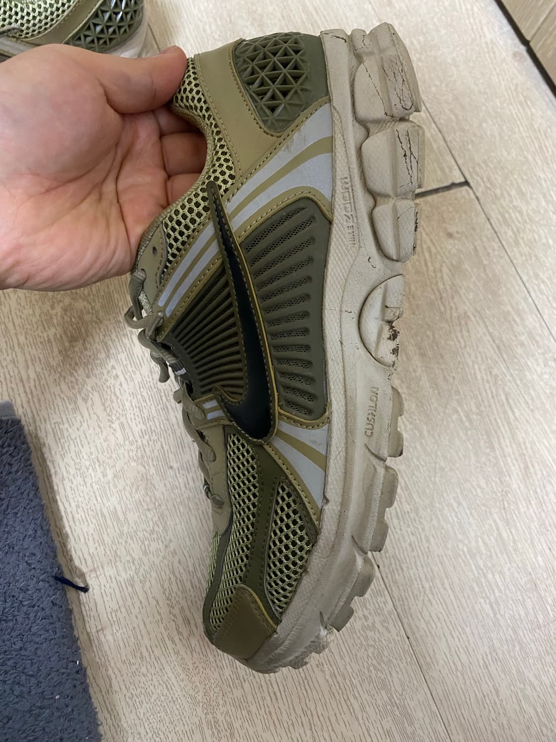 [NIKE] 나이키 줌보메로5 뉴트럴 미디엄 올리브 275사이즈 상품이미지3