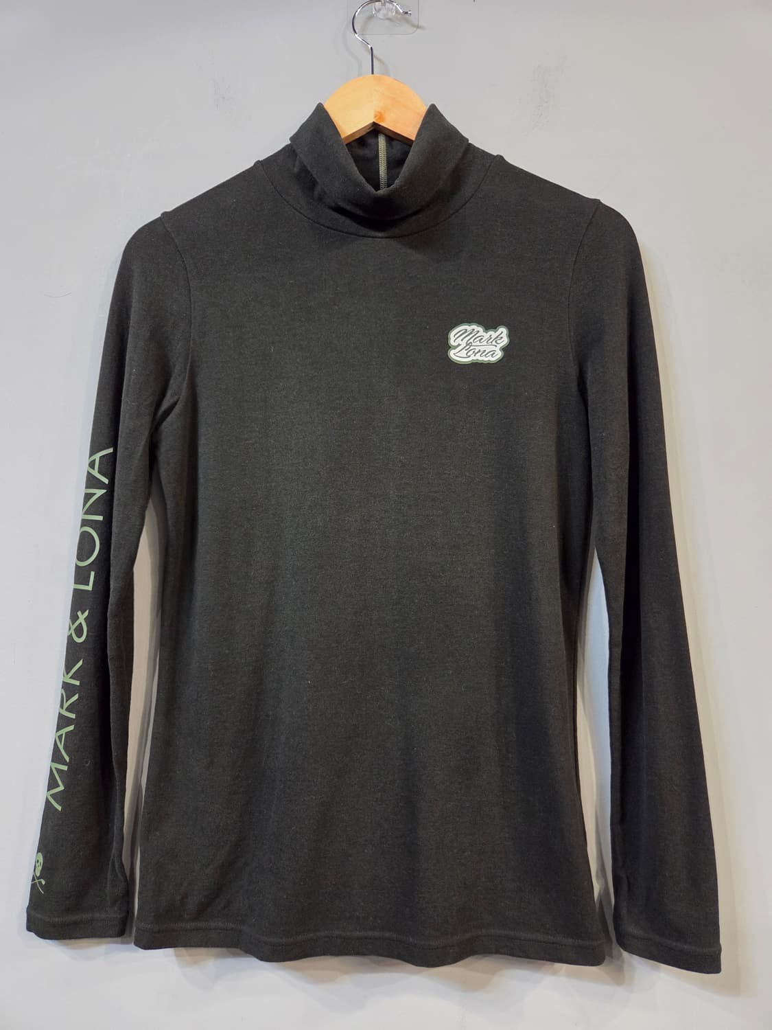 마크앤로나 블랙 목폴라 긴팔 티셔츠(M) 상품이미지1