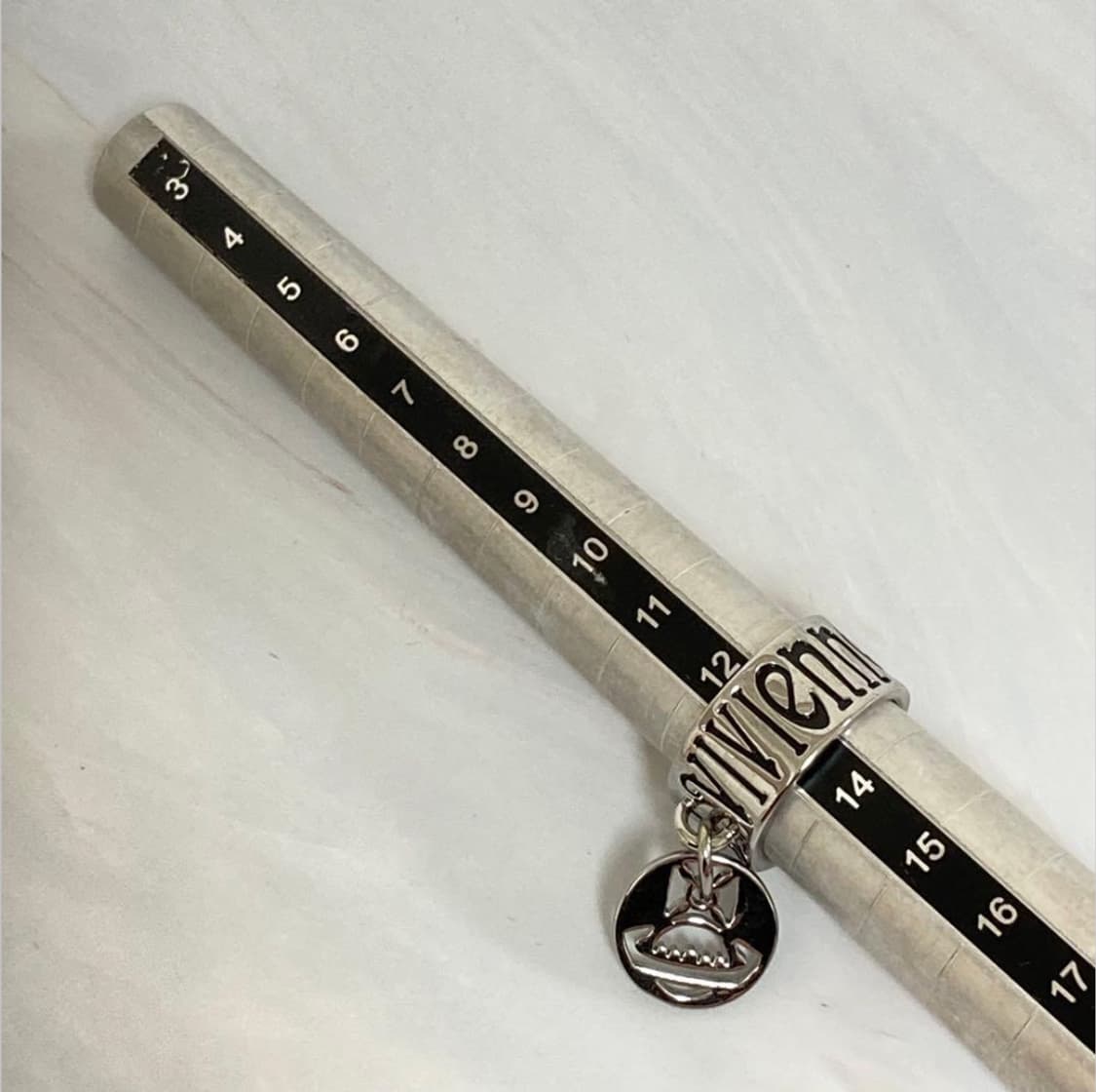 비비안웨스트우드 아카이브 레터링 각인 orb 펀칭 참 반지 상품이미지5