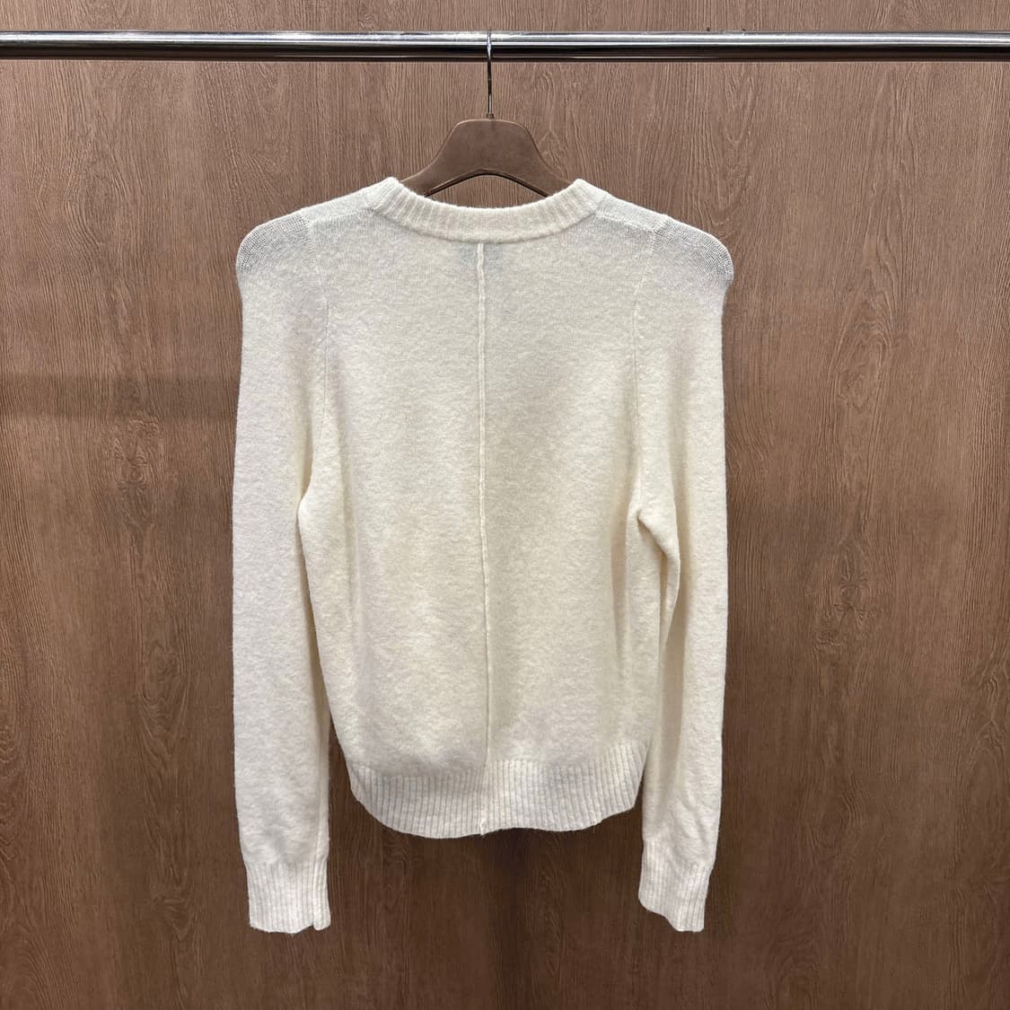 3.1 필립림 라운드넥 니트 슬리브 슬릿 진주 큐빅 장식 디테일 아이보리 상품이미지3