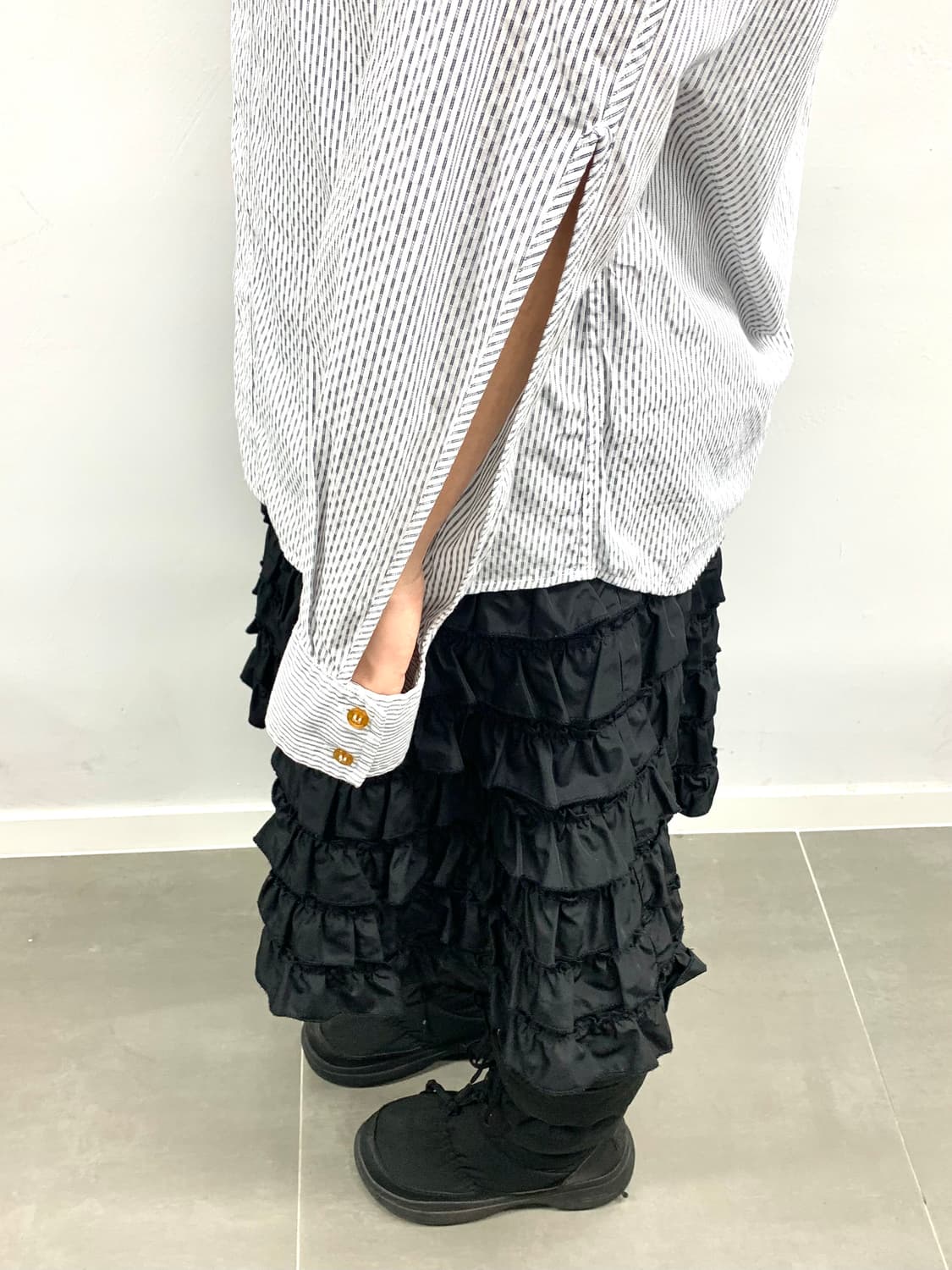 Cut-out Sleeve Striped Shirt 상품이미지2