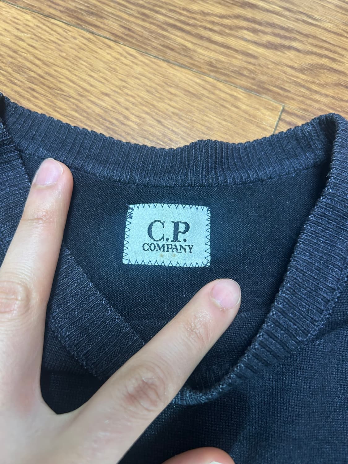 cp컴퍼니 블랙 니트 상품이미지3