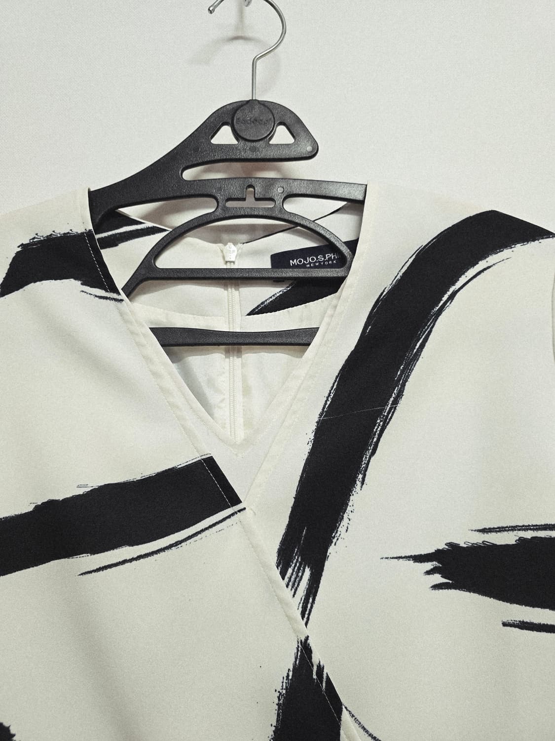 모조에스핀 화이트 블랙 브러쉬 패턴 원피스 상품이미지2