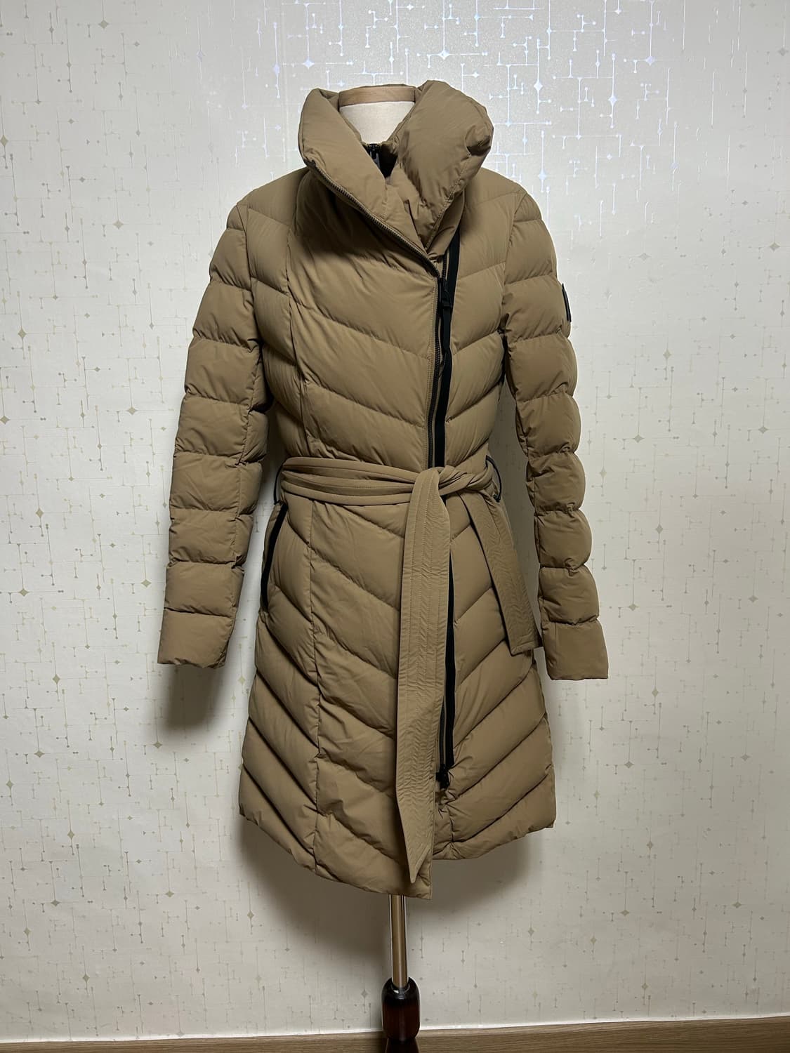 맥케이지 일레나 여성패딩 다크카멜색상 상품이미지1