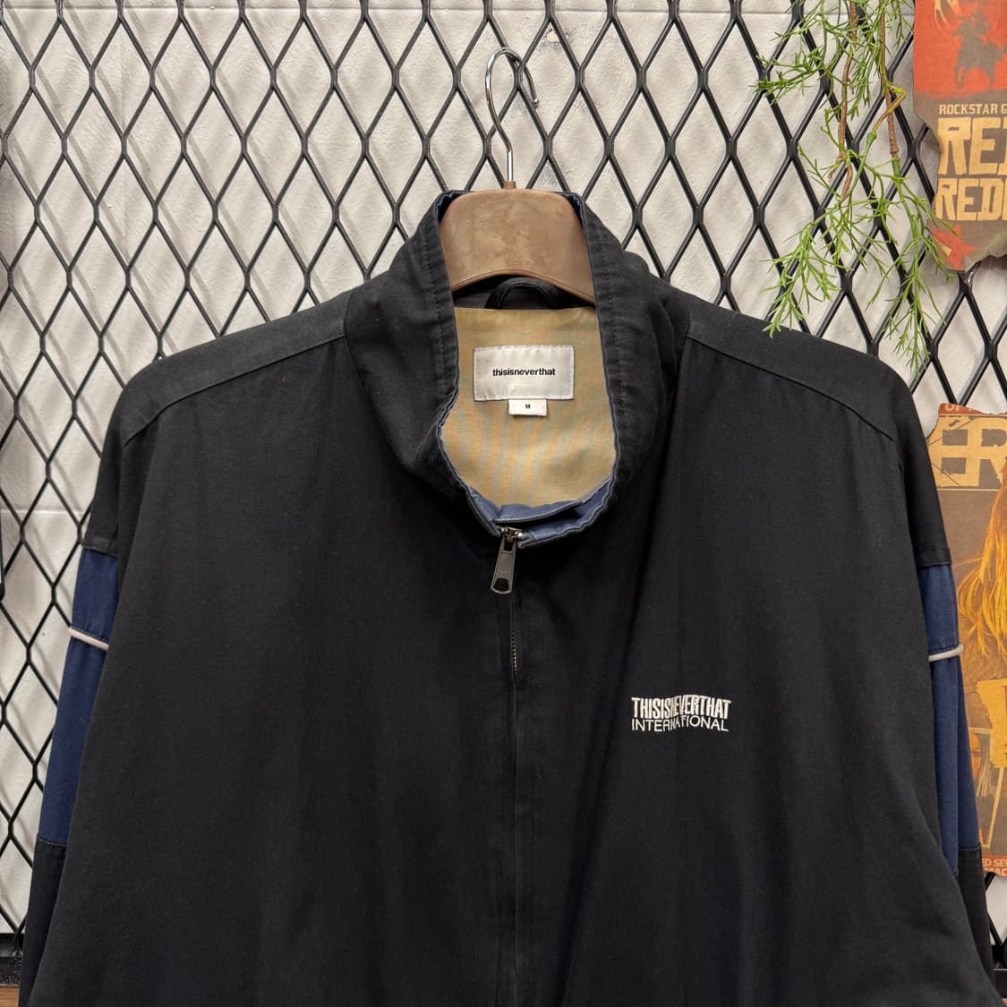 디스이즈네버댓 바람막이 후면 그래픽 프린팅 포인트 블랙 상품이미지3