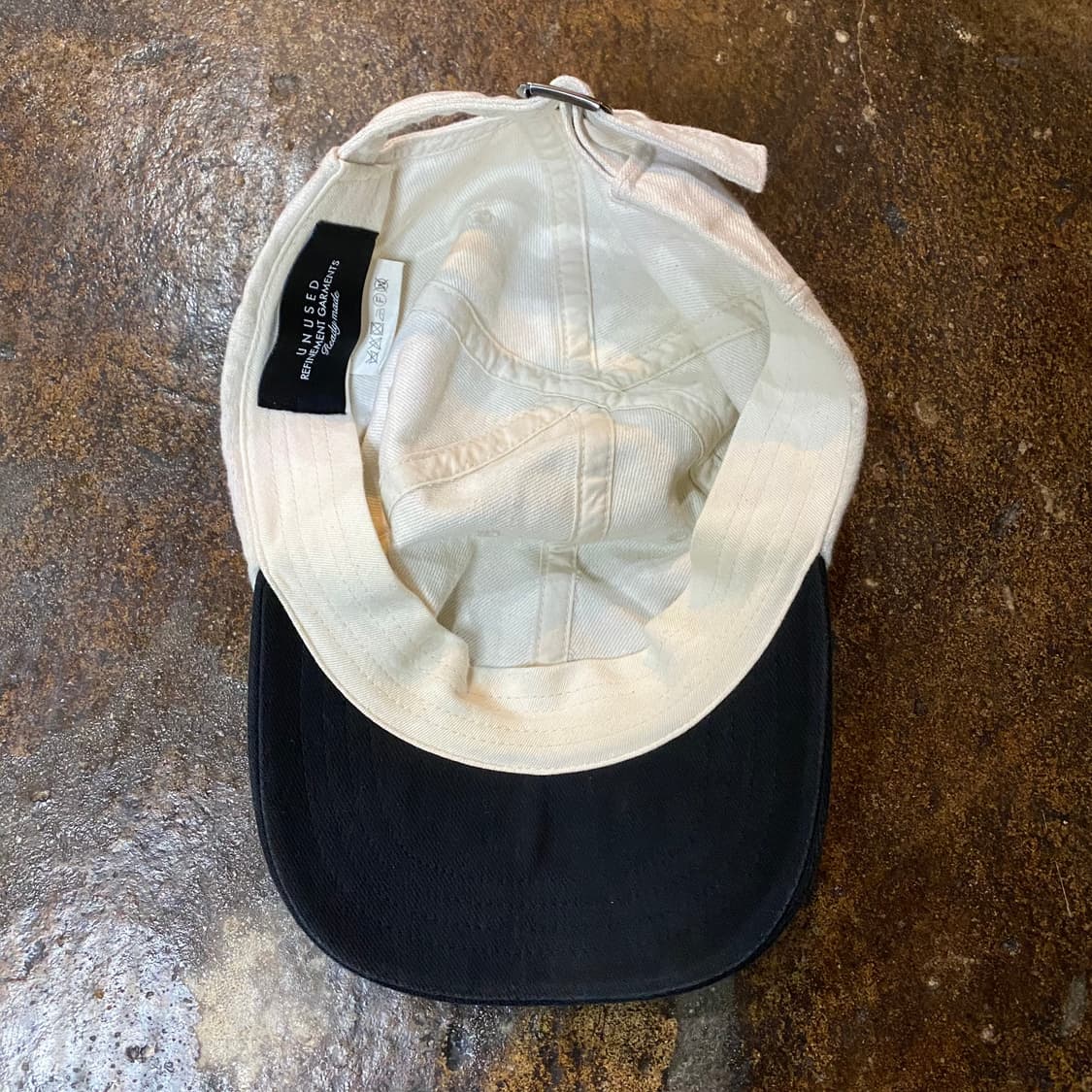 언유즈드 화이트/블랙 배색 볼캡 모자 상품이미지7