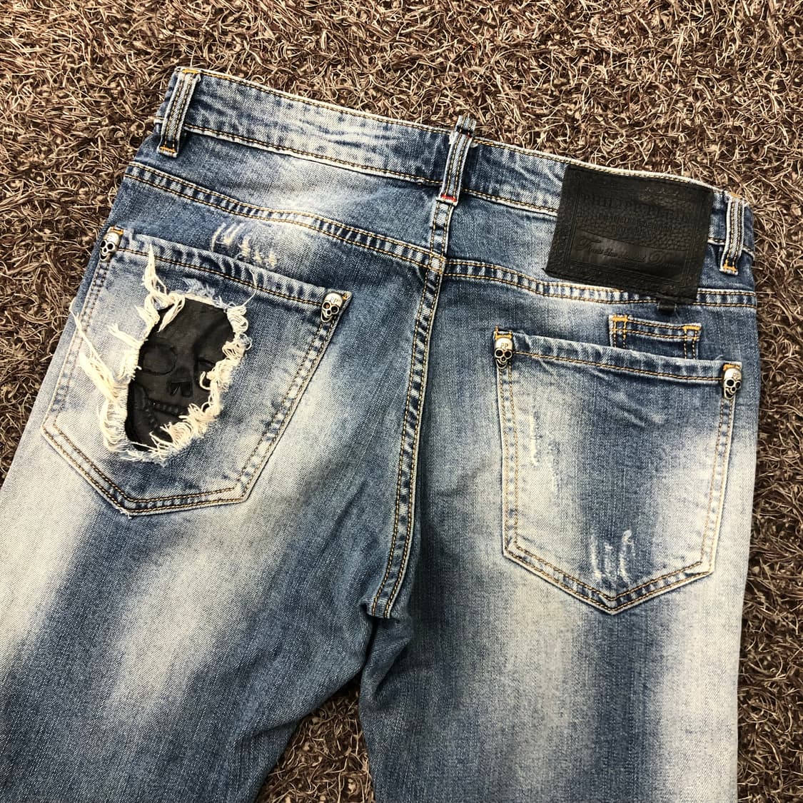 필립플레인 패치 워싱 스컬 데님 팬트 상품이미지4