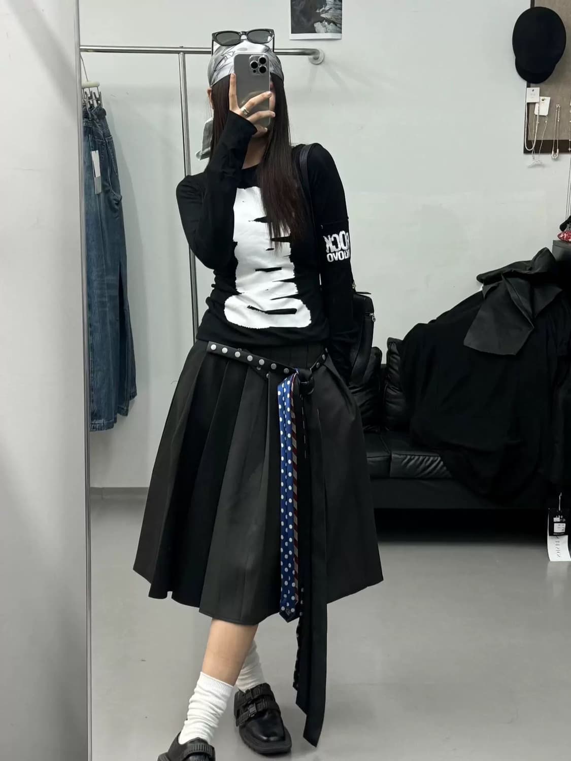 그래피티 슬림핏 오프숄더 긴팔 티셔츠 상품이미지2