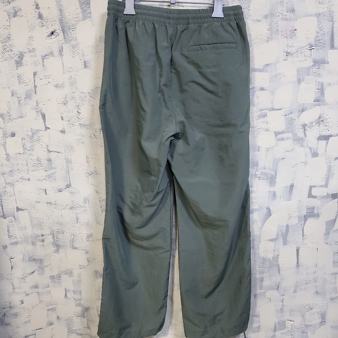 무신사스탠다드 카키 밴딩 트레이닝 우븐 팬츠  상품이미지2