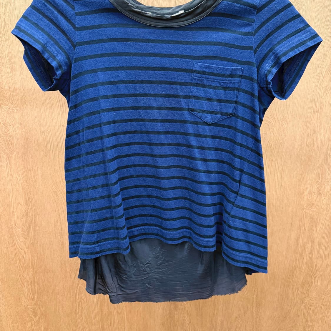 사카이 럭 반팔 블라우스 스트라이프 패턴 플리츠 레이어드 디테일 네이비 상품이미지5