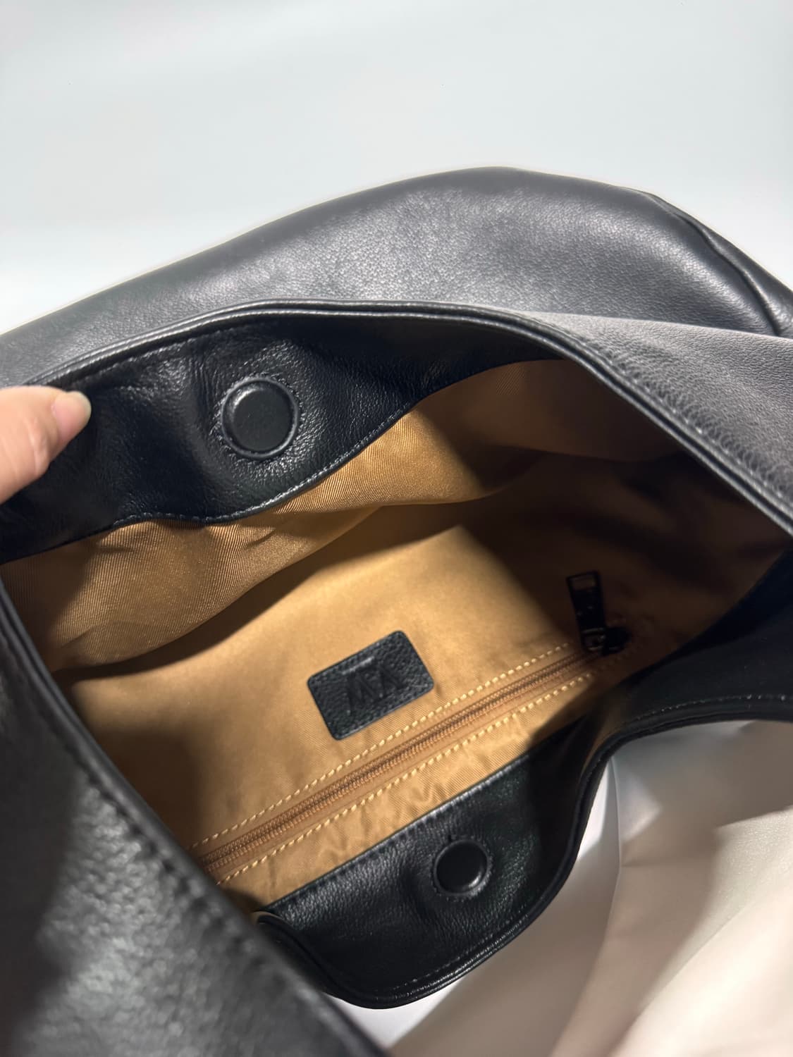 베라왕 샹스 블랙 가죽 호보백 상품이미지6