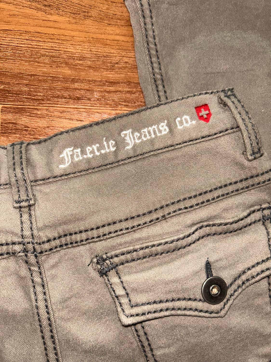 샵페어리 스티치 로우 라이즈 플레어 팬츠 카키 상품이미지2