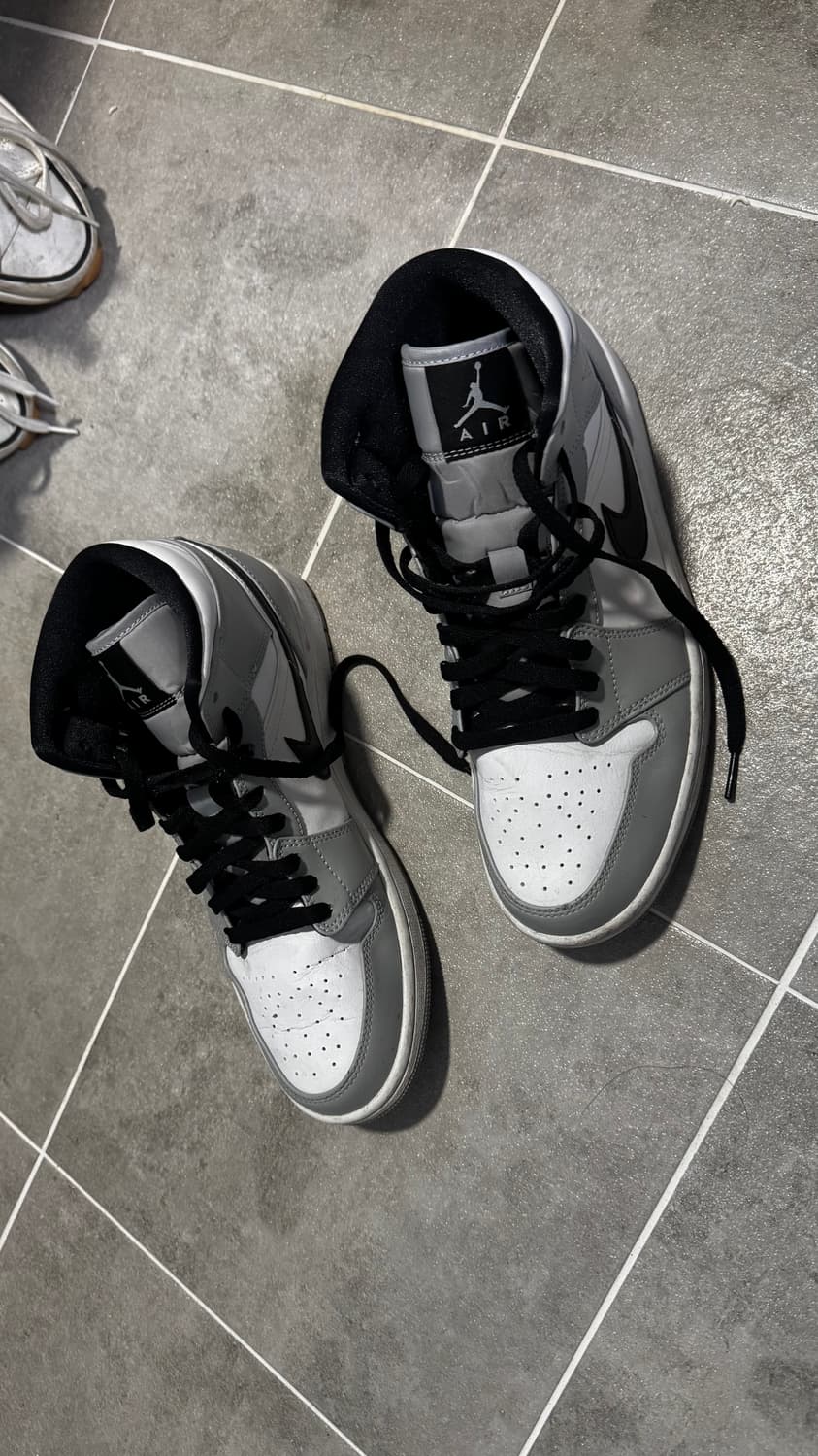 나이키 에어 조던 1 미드 라이트 스모크 그레이 상품이미지2