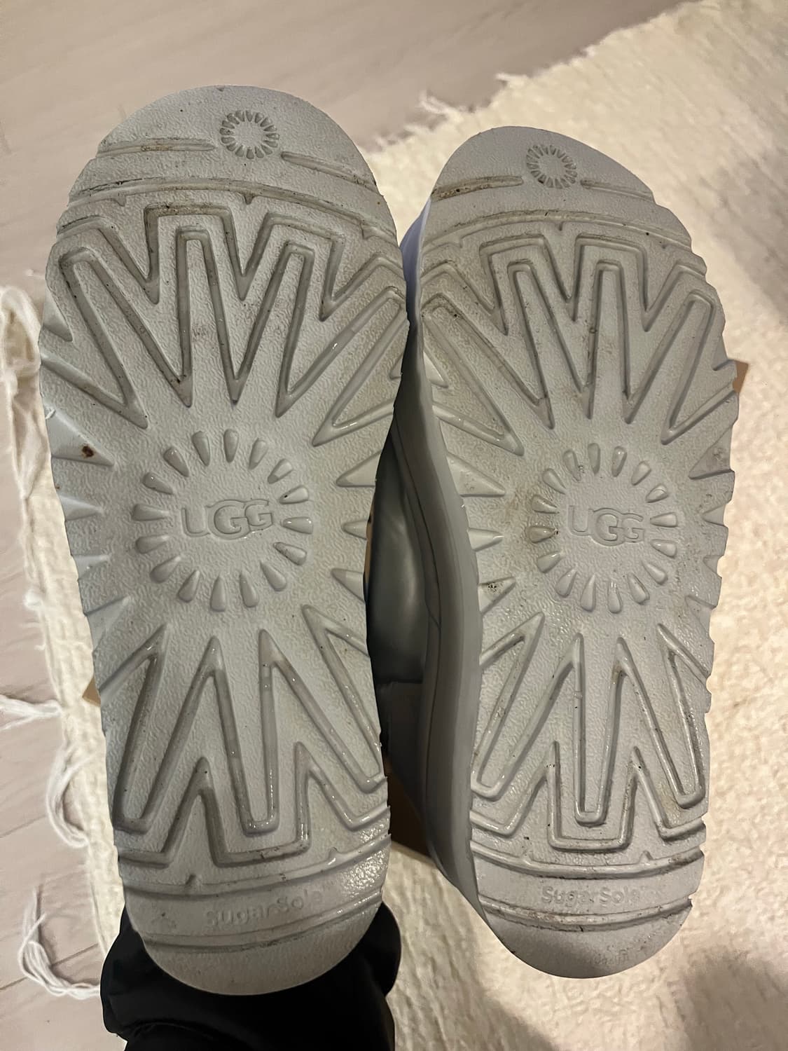 어그 울트라 미니 플랫폼 하이 샤인 실버 230 상품이미지3