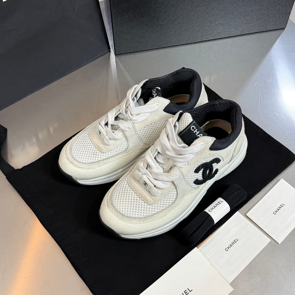 [리오브] 샤넬 CC 로고 테니스 카프스킨 스웨이드 스니커즈 상품이미지2