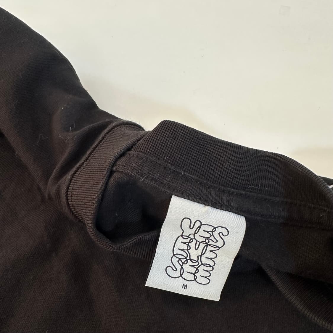 M 예스아이씨 블랙 백로고 롱슬리브 상품이미지3