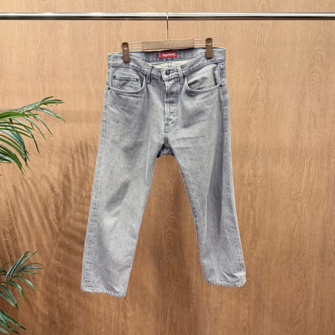 슈프림 데님 팬츠 백 레더 로고 패치 디테일 와이드 스트레이트핏 그레이 상품이미지1