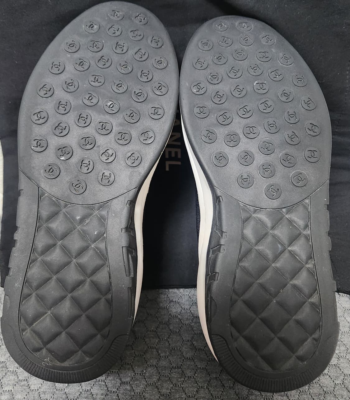 [정품] 샤넬 스니커즈 운동화 CC로고 테니스 런닝화 블랙/화이트 40 상품이미지6