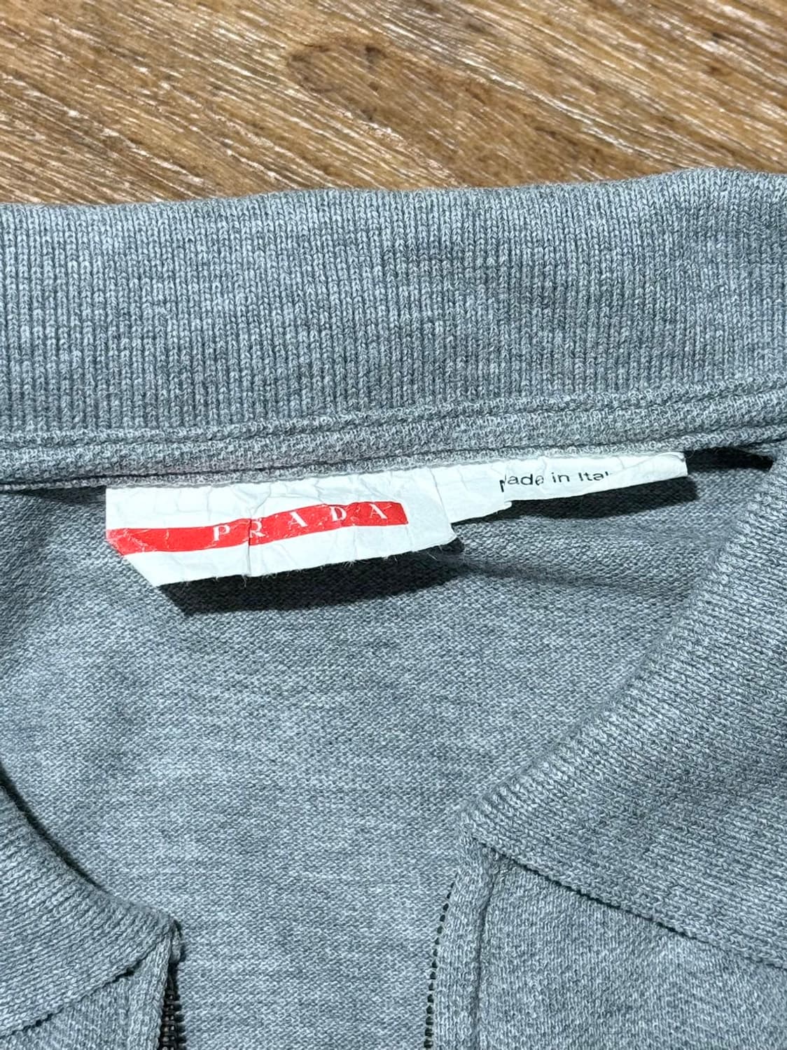 프라다 그레이 코튼 반집업 하프 pk 셔츠 상품이미지7