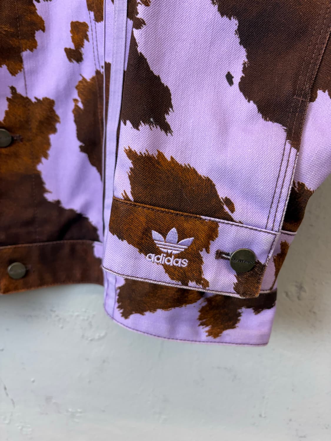 아디다스 X IVY PARK 데님 카우 프린트 자켓 상품이미지4