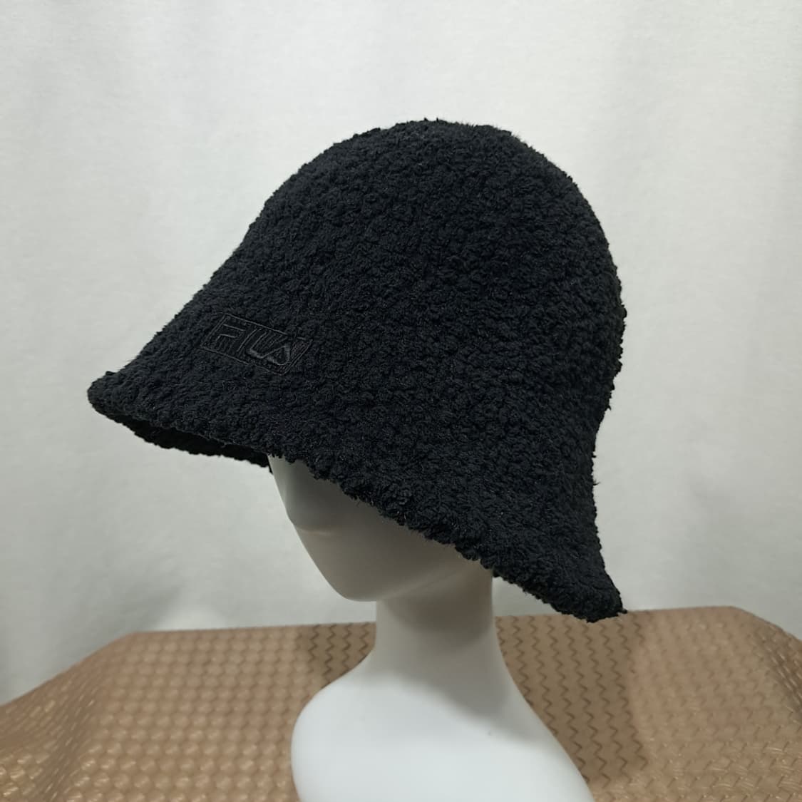 휠라 블랙 뽀글이 후리스 톤온톤 로고 자수 벙거지 햇 P2019 상품이미지2