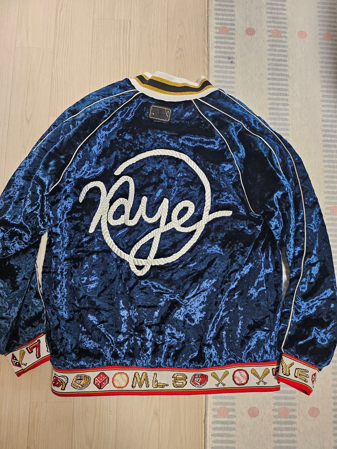 MLB와 KYE 콜라보 벨벳 스타디움 자켓 상품이미지5