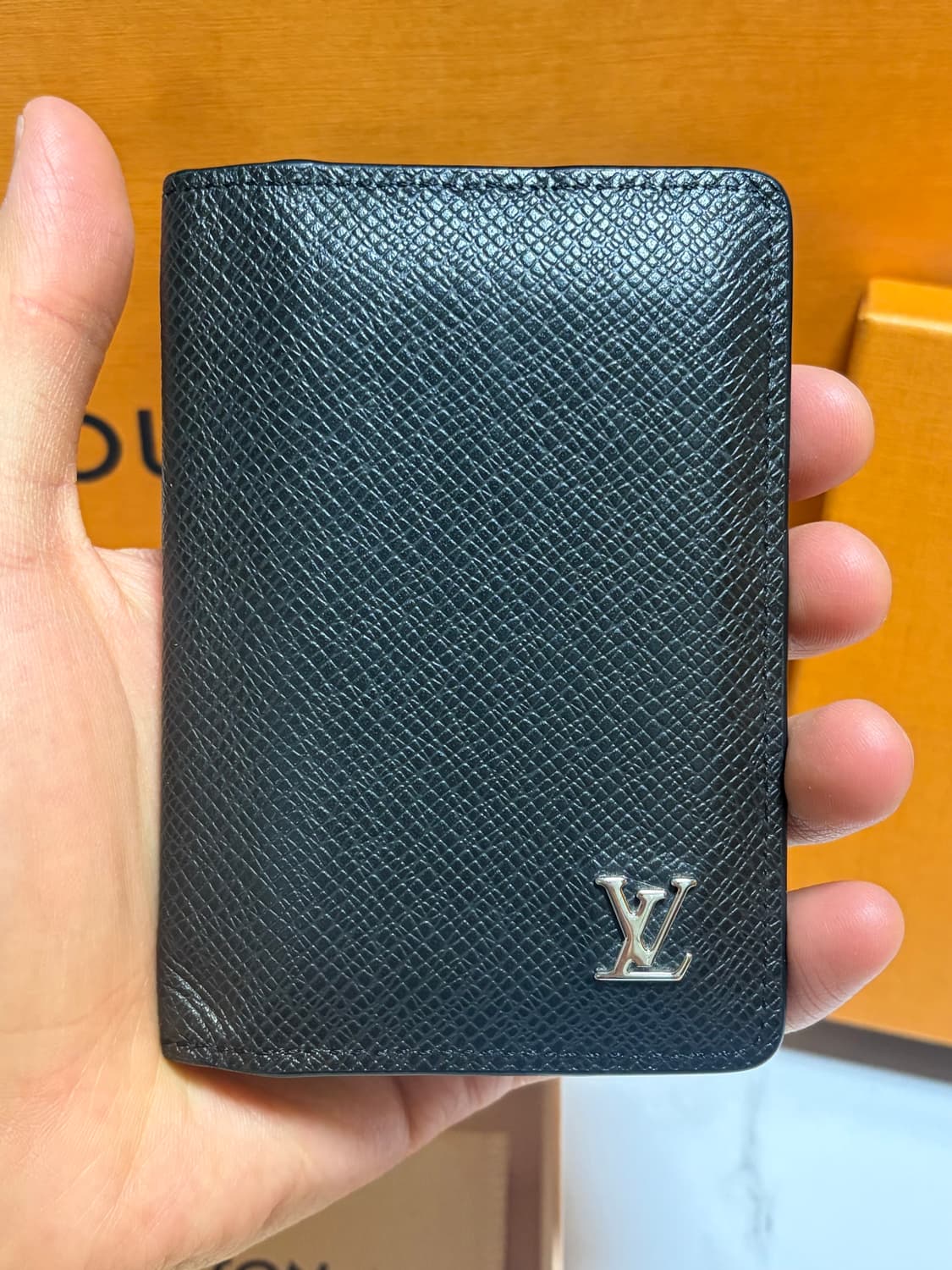 루이비통 타이가 은장 LV로고 비지니스 월렛 상품이미지2