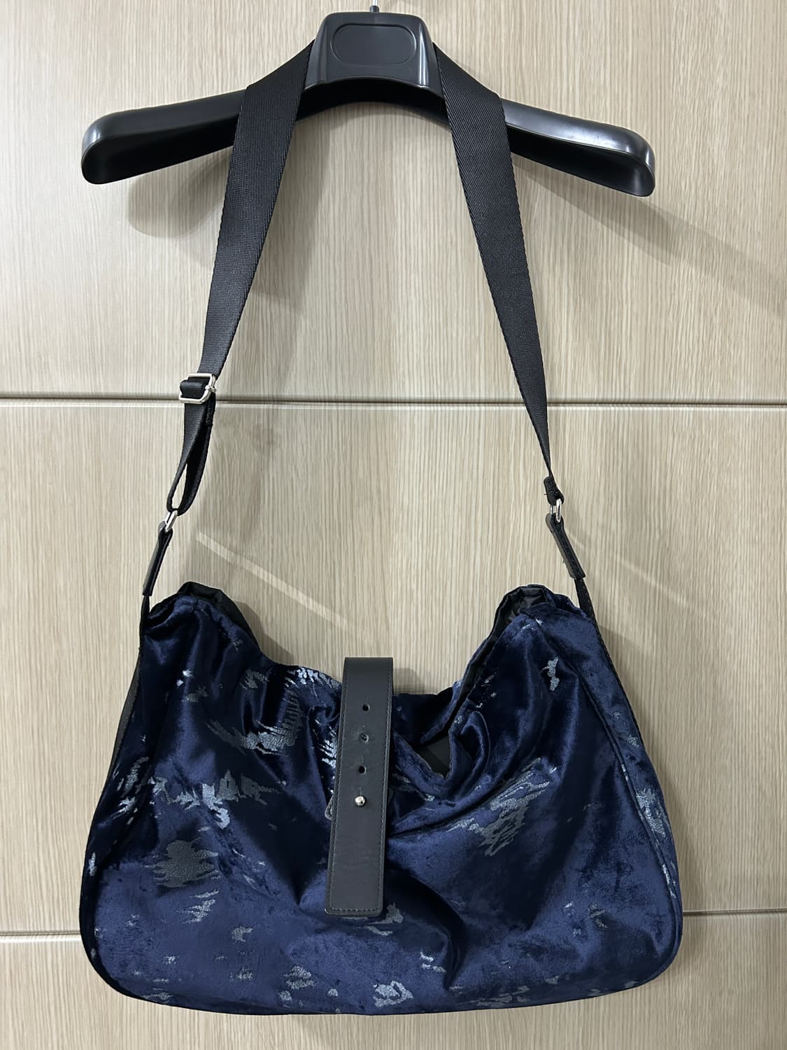 해칭룸 웨이비 백 벨벳 네이비 상품이미지1