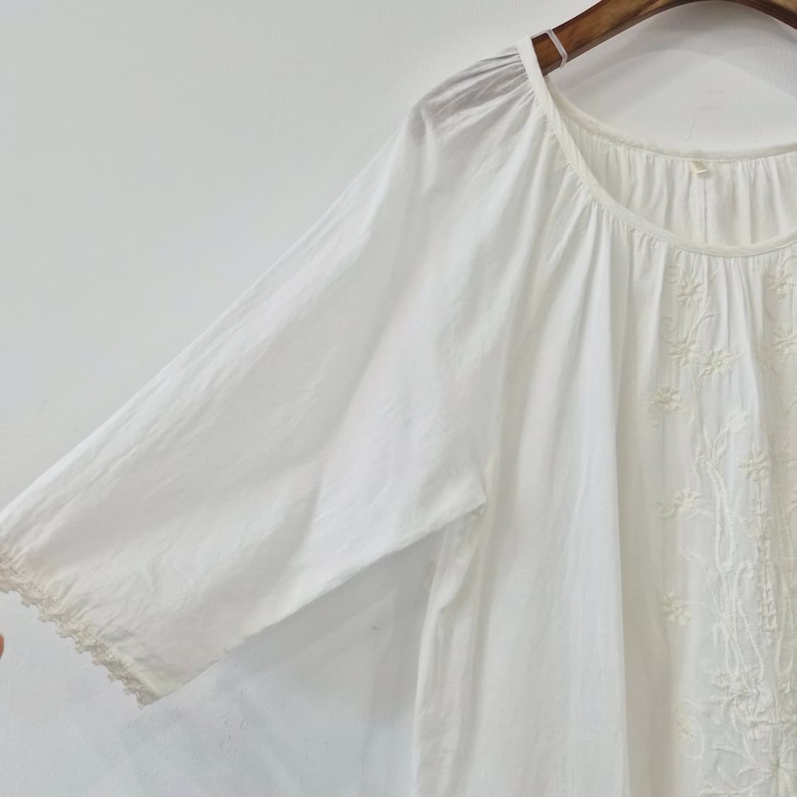 아이보리 자수 셔링 반팔 블라우스 상품이미지6