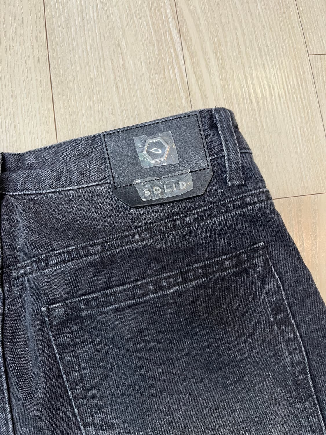 솔리드 옴므 블랙 루즈핏 데님 23ss 상품이미지3