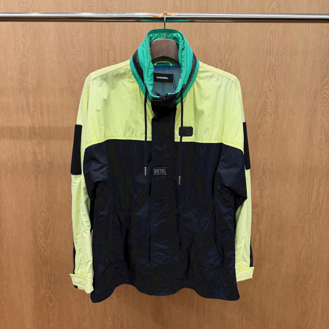 디젤 하이넥 윈드 브레이커 자켓 형광 배색 로고 벨크로 패치 디테일 블랙 상품이미지2