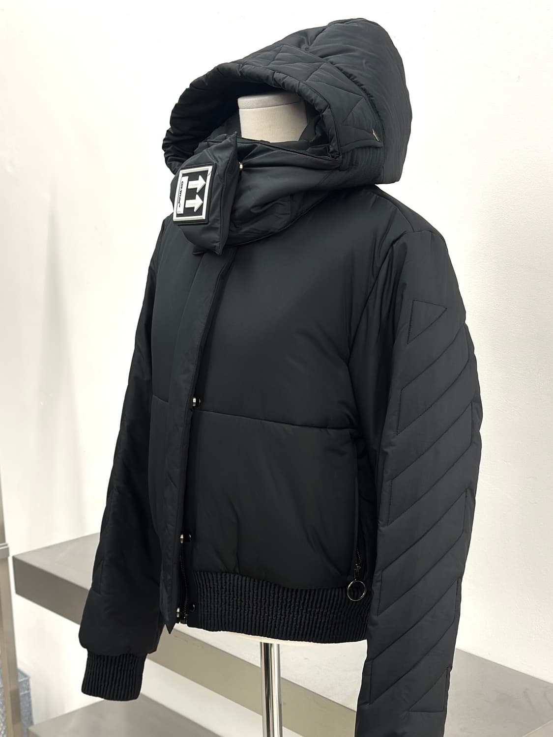 오프화이트 에로우 후드 숏 패딩  상품이미지2