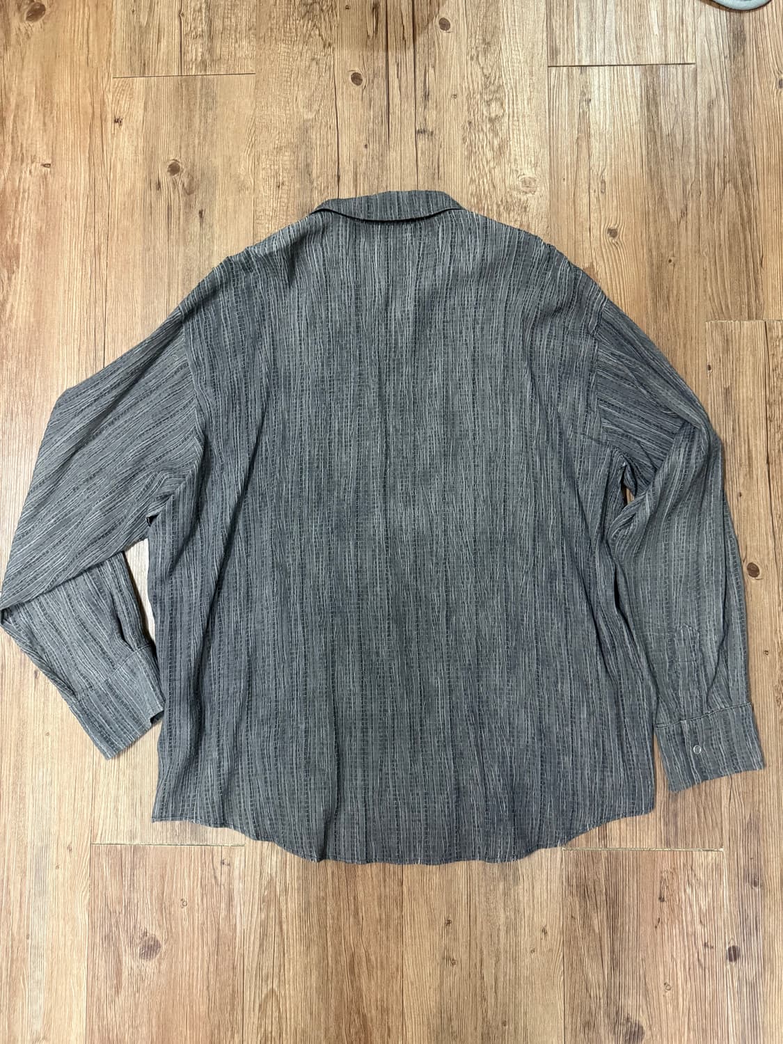 RIVET VERTICAL WRINKLE SHIRT - GRAY 상품이미지4