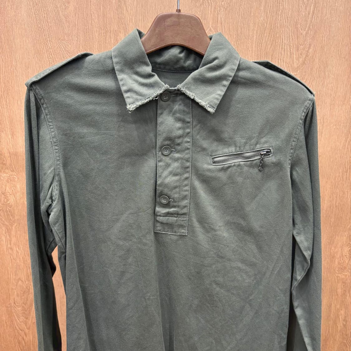 디젤 코튼 긴팔 셔츠 집업 포켓 어깨 견장 소매 로고 프린팅 디테일 카키 상품이미지4