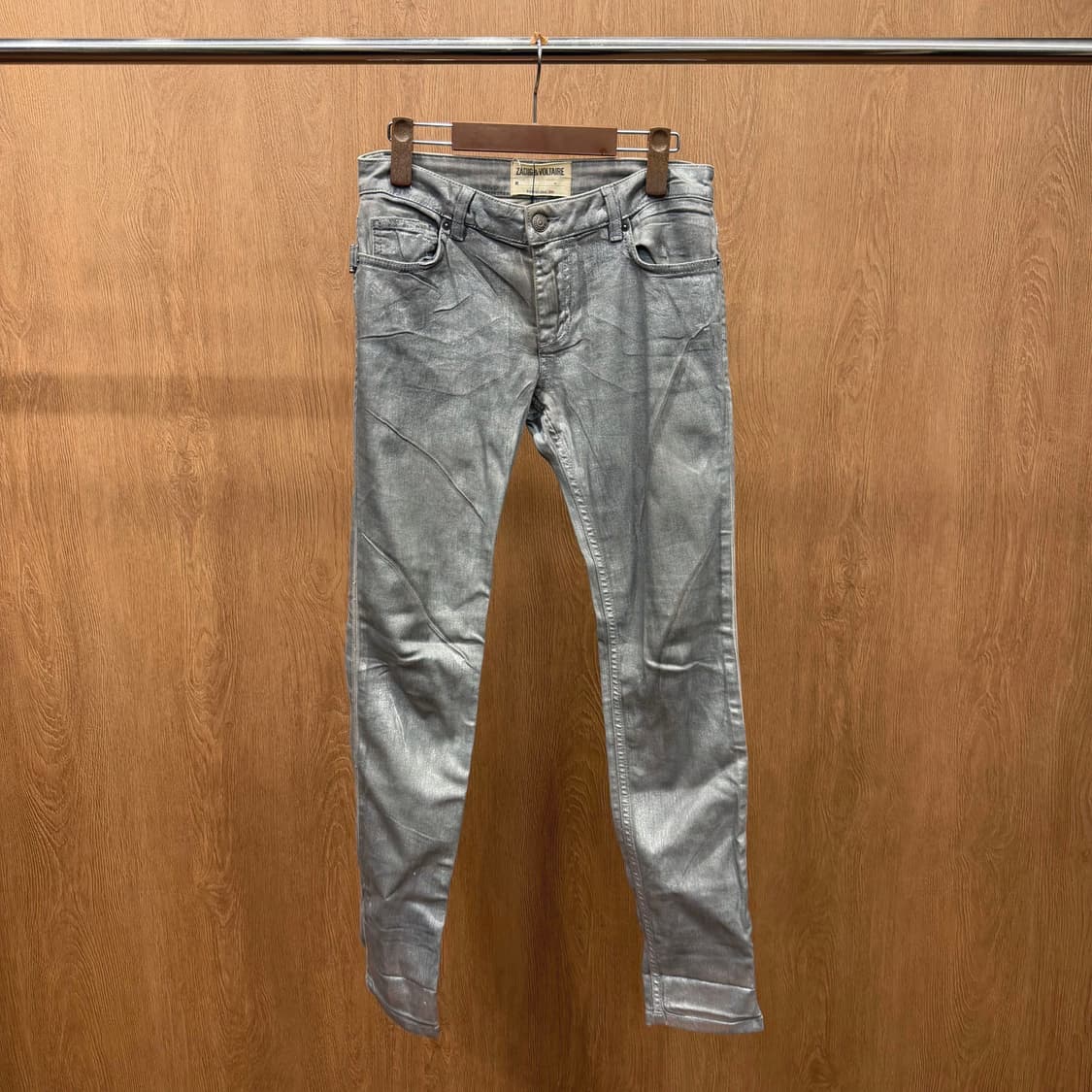 자딕앤볼테르 슬림핏 레더 코팅 데님 팬츠 로고 디테일 라이트 그레이 상품이미지2