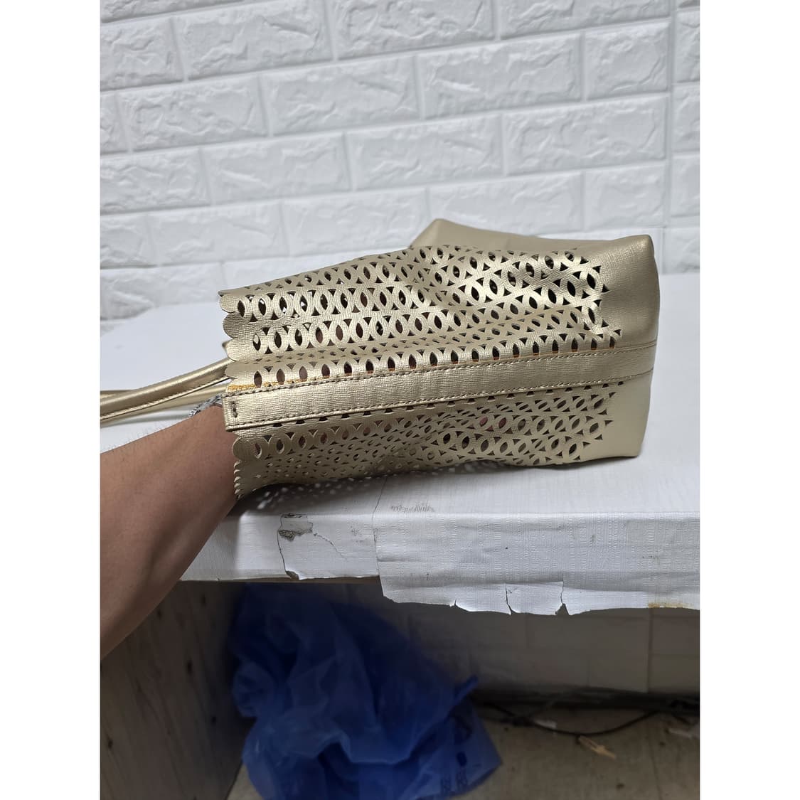 FURLA 훌라 금색 펀칭 숄더백 상품이미지5