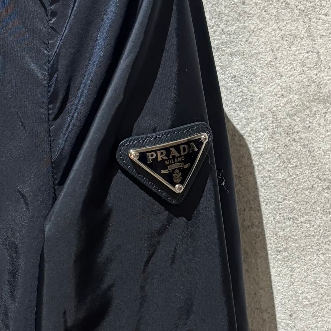 A+ 38사이즈 프라다 리나일론 삼각로고 바람막이 네이비 상품이미지2