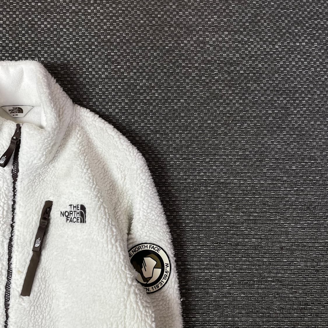 노스페이스 브라운 로고 화이트 뽀글이 플리스 자켓 M 상품이미지3