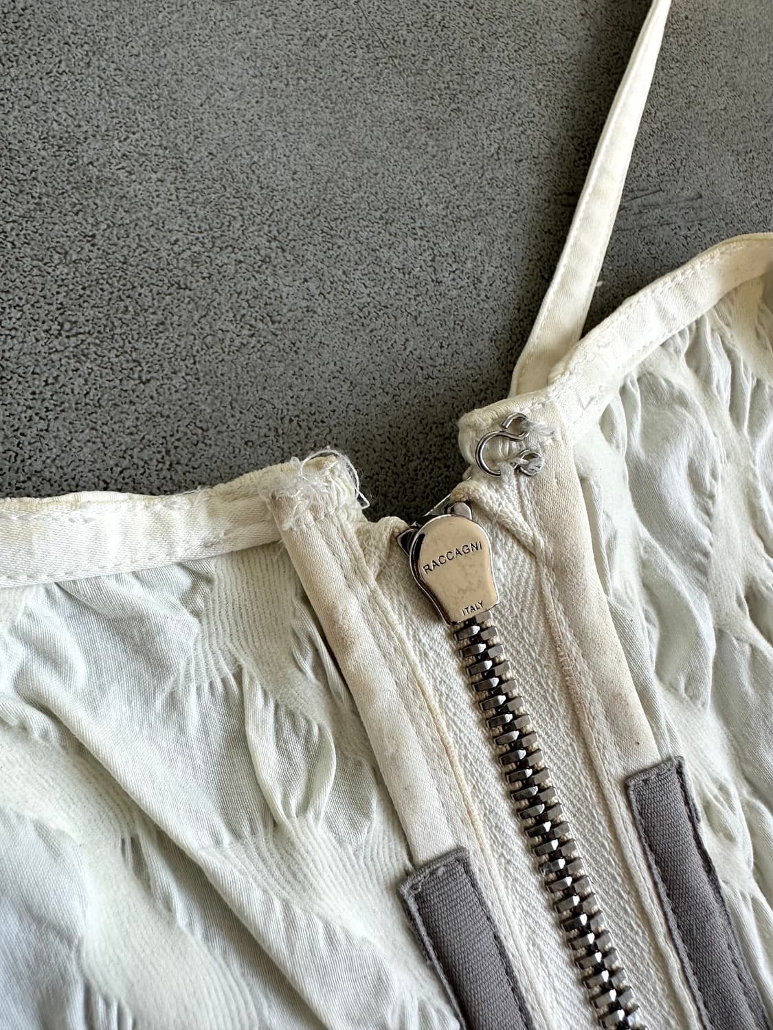 릭오웬스 밀크 크링클 백지퍼 슬리브리스 탑 상품이미지8