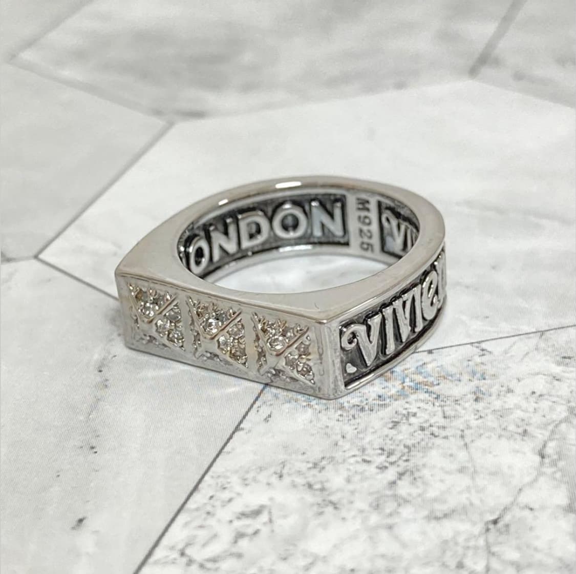 비비안웨스트우드 아카이브 레터링 각인 크리스탈링 반지 상품이미지1