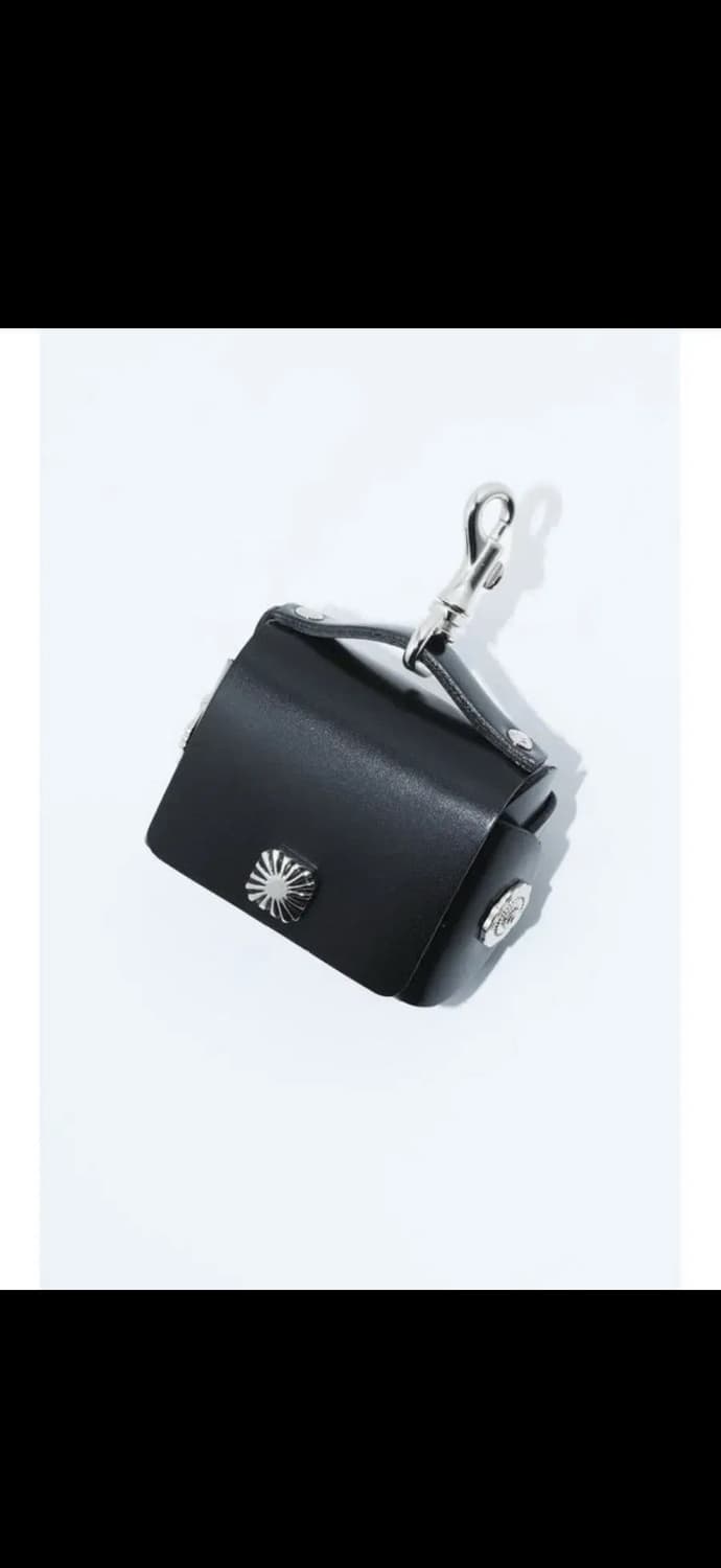 toga 토가 아카이브 메탈 장식 레더 이어폰 케이스 블랙 상품이미지1