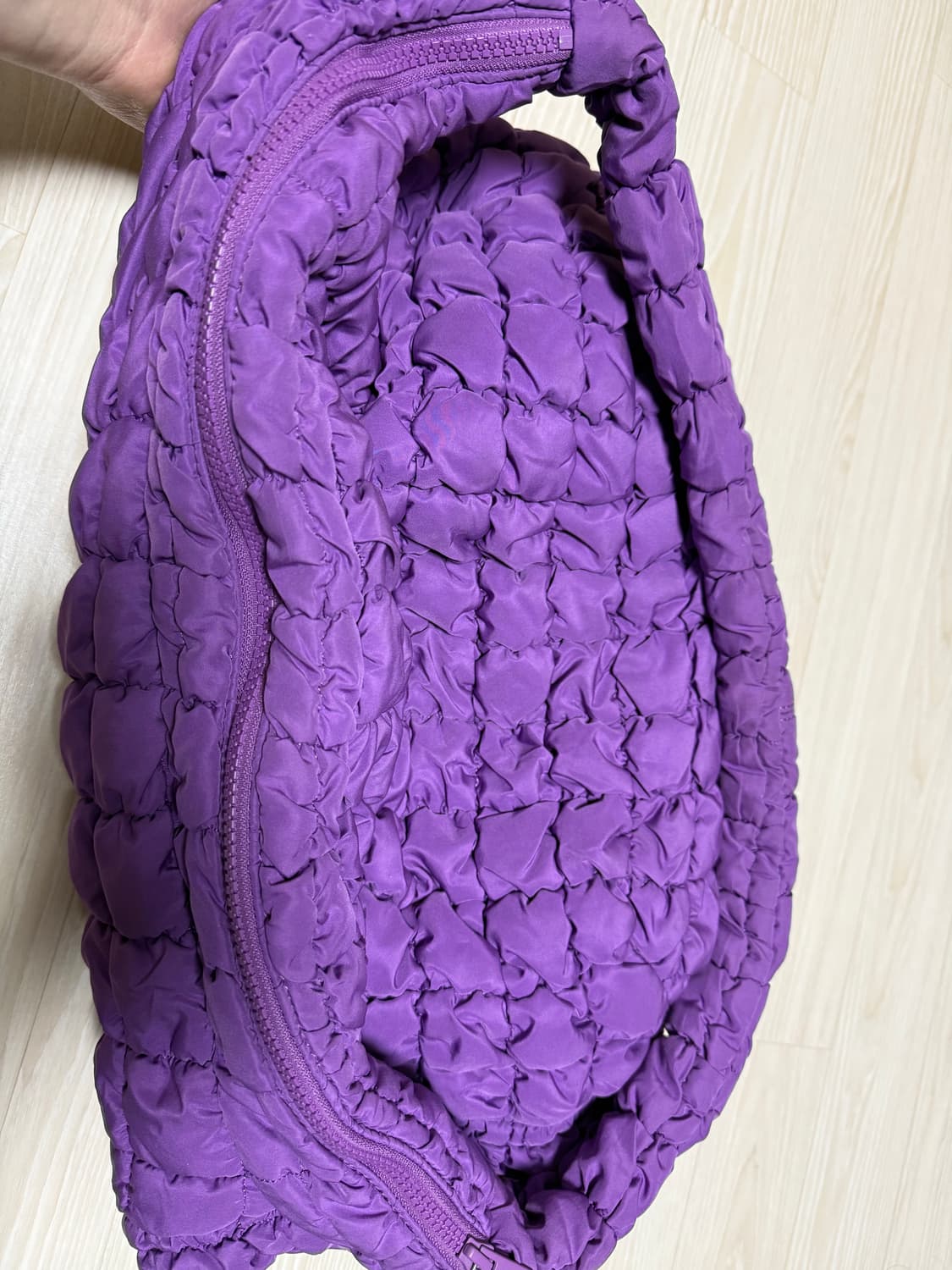 COS 오버사이즈 퀼티드 구름백 보라 상품이미지4