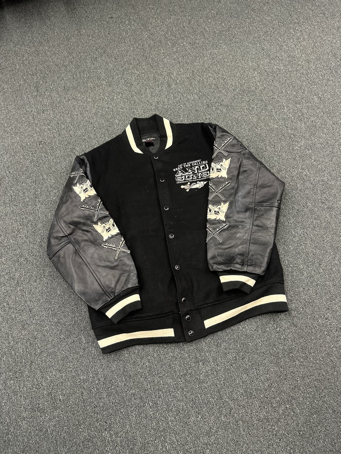 AND SUNS 자수 바시티자켓 레더암 블랙 상품이미지1