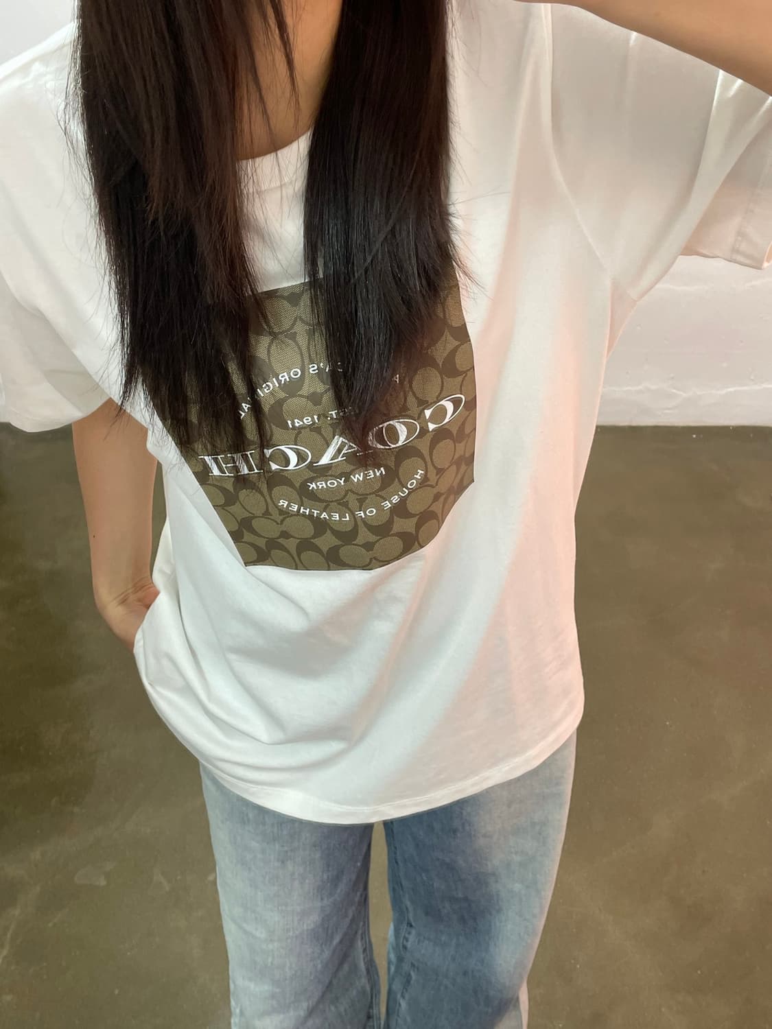 코치 시그니처 로고 반팔티 라지 상품이미지1