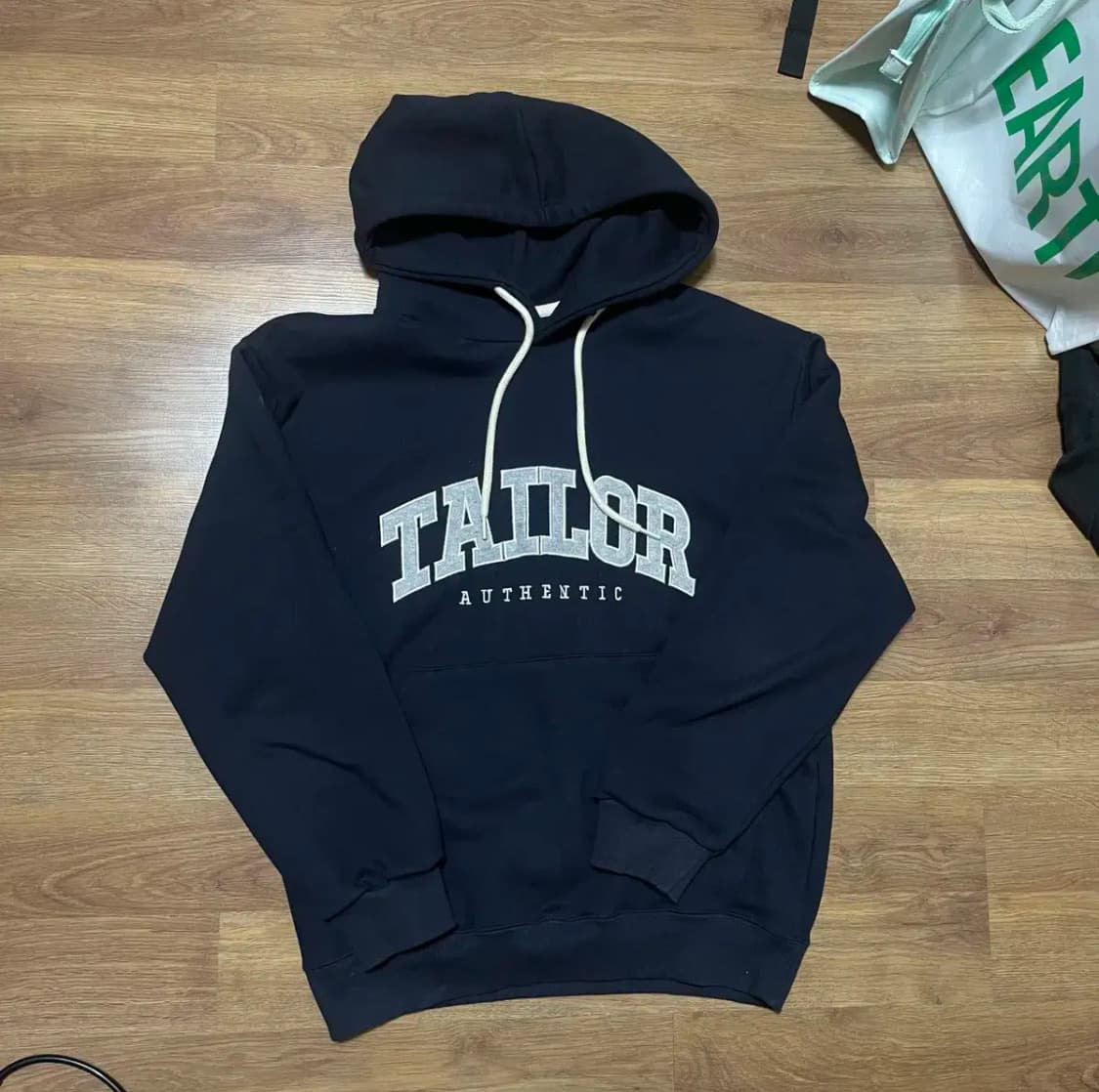 테일러 후드티 네이비 테일러 스튜디오 후드티 상품이미지1