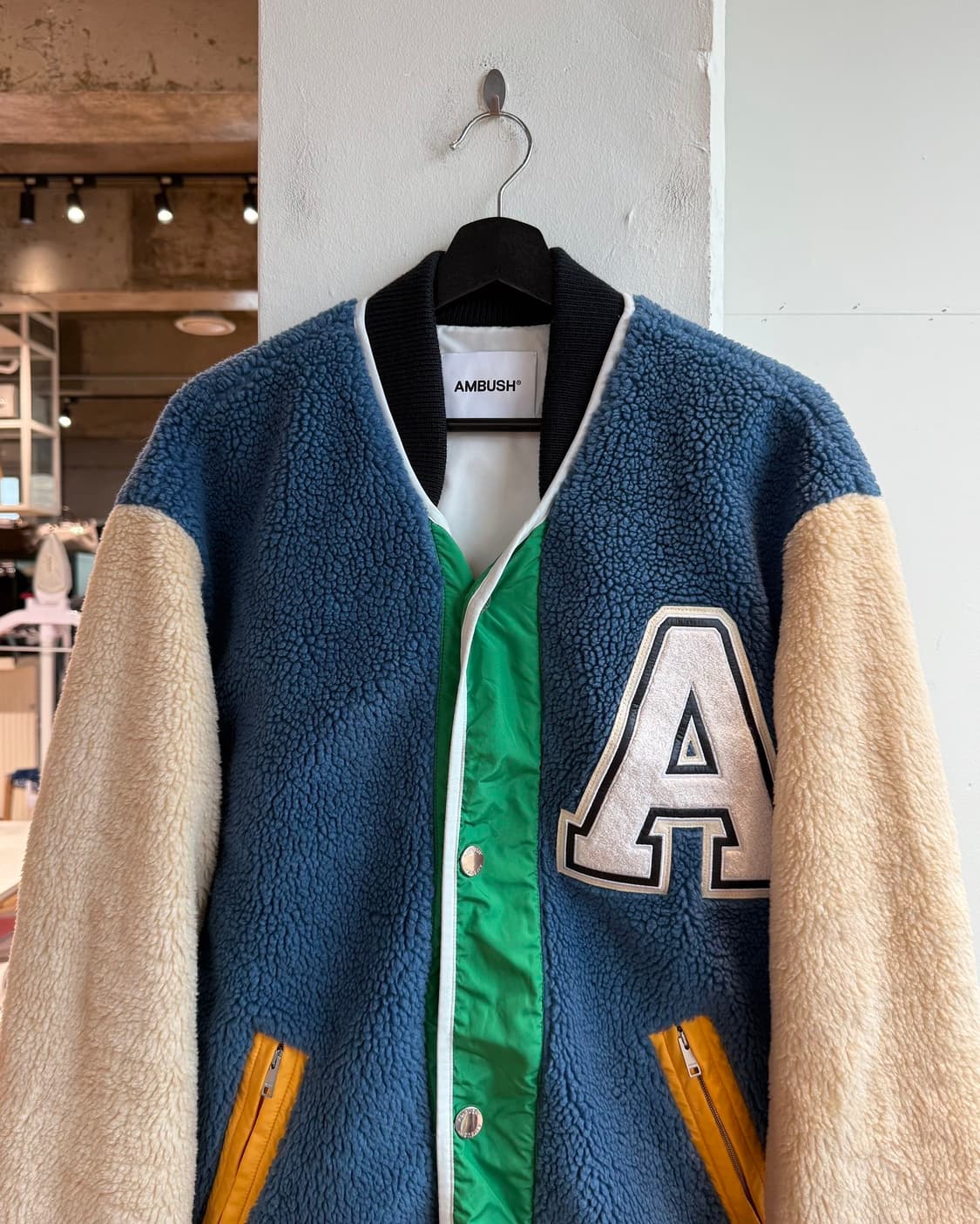 앰부쉬 블루 로고 패치 플리스 라이너 바시티 재킷 상품이미지3