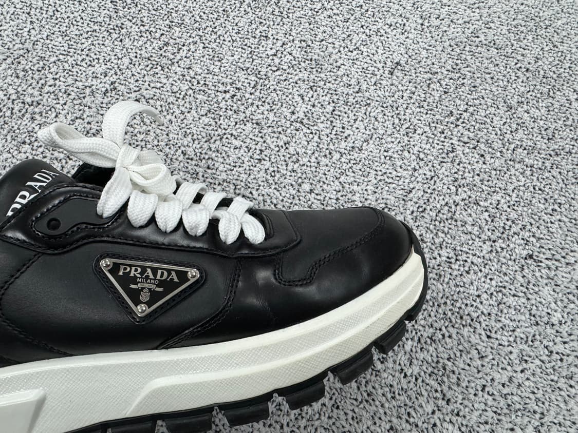 [새상품급] 프라다 프락스 삼각로고 레더 스니커즈 상품이미지4