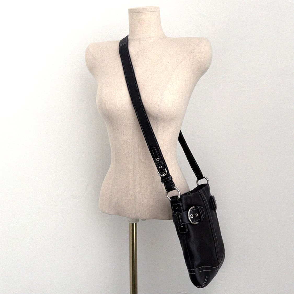 코치 버클 블랙 레더 크로스백 상품이미지3